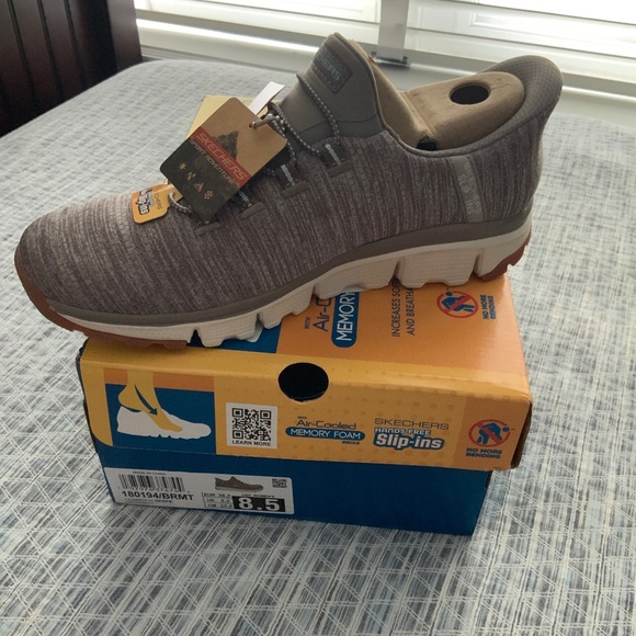 NWT Skechers Hands Free Slip-Ons - Picture 1 of 2